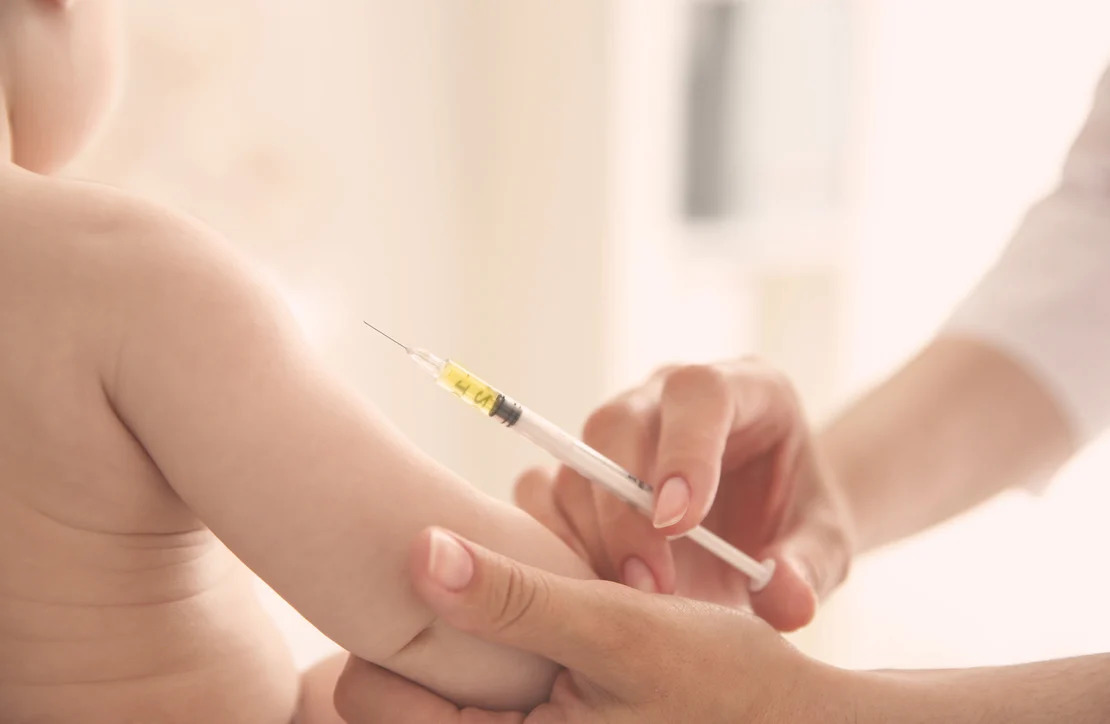 Vacinação segura e eficiente para bebês Médico aplicando vacina em um bebê durante consulta de imunização