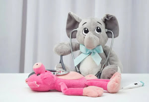 Decoração lúdica em consultórios pediátricos Brinquedo de elefante com estetoscópio simulando atendimento médico