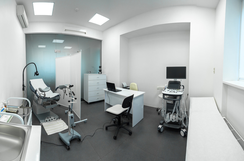 Consultório ginecológico com equipamentos modernos Consultório de ginecologia moderno com equipamentos médicos especializados